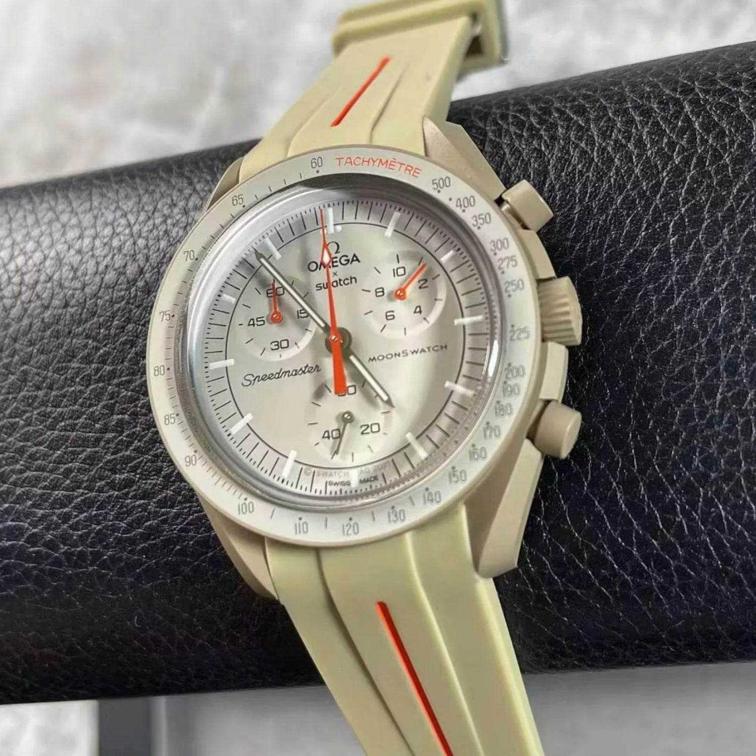 Pulseira de borracha - Para Missão Júpiter | Omega X Swatch | MoonSwatch - Bege com Linha Vermelha