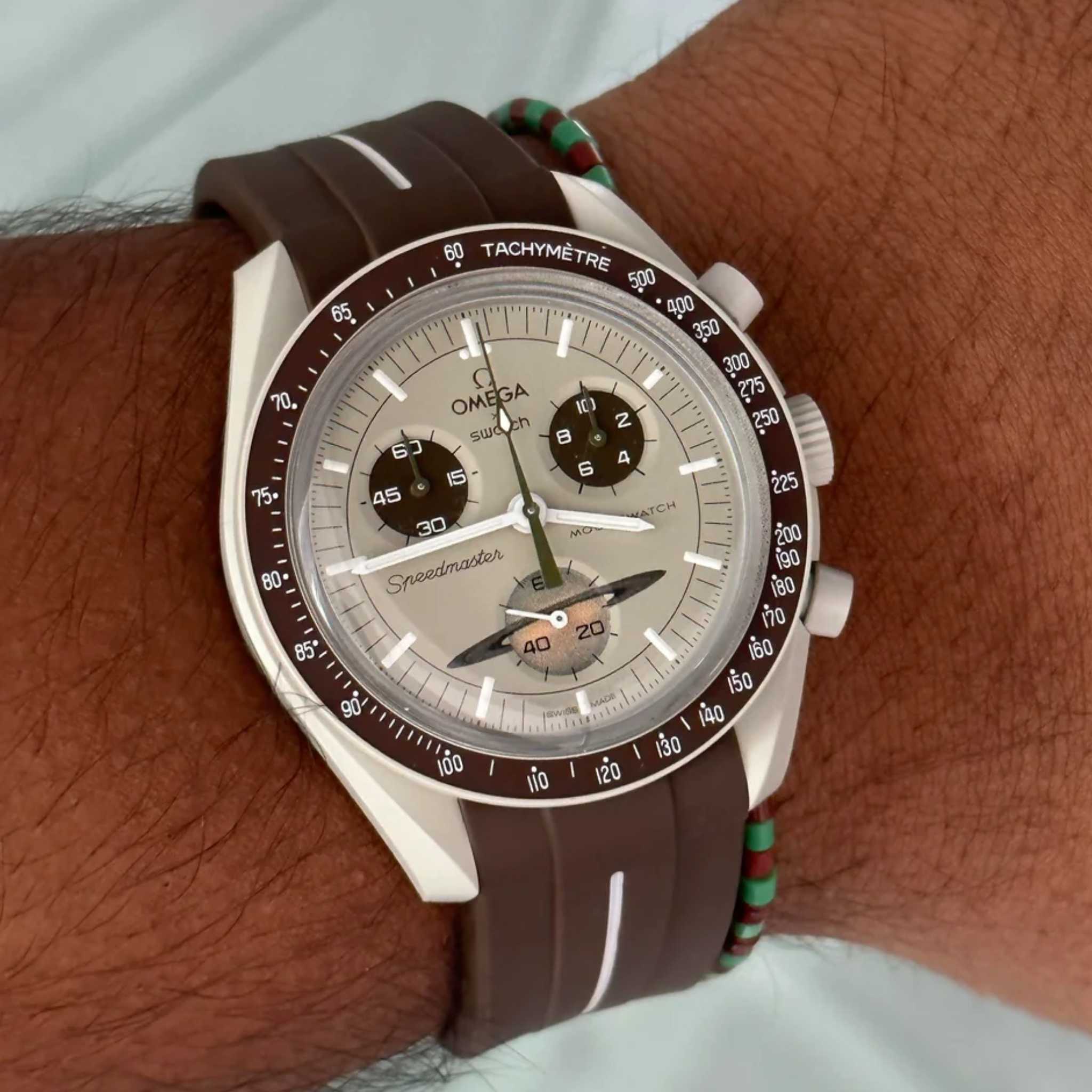 Pulseira de borracha - Para missão a Saturno | Omega X Swatch | MoonSwatch - Marrom com linha branca